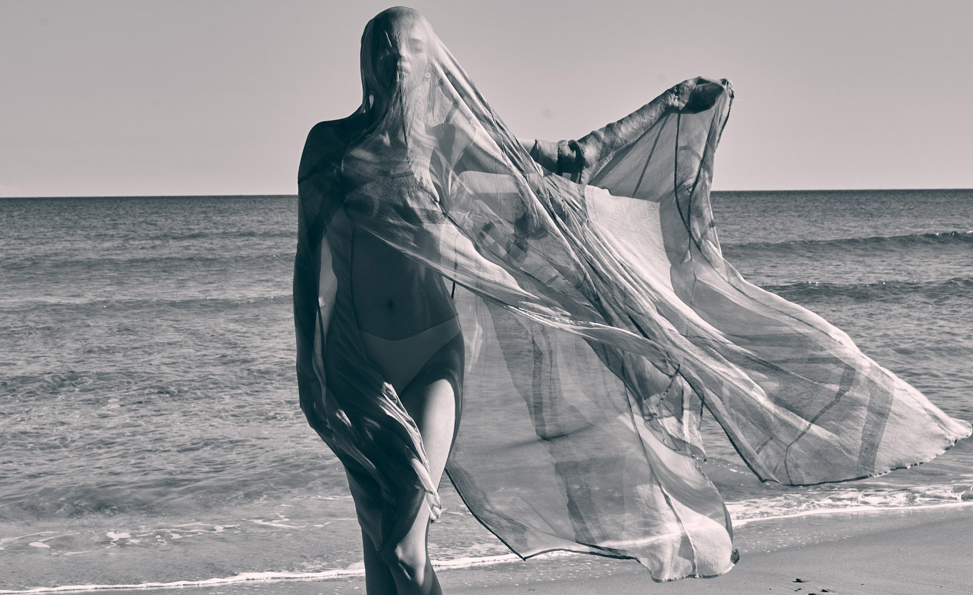AnimaIvica_Landing_Lady_BalckAndWhite
